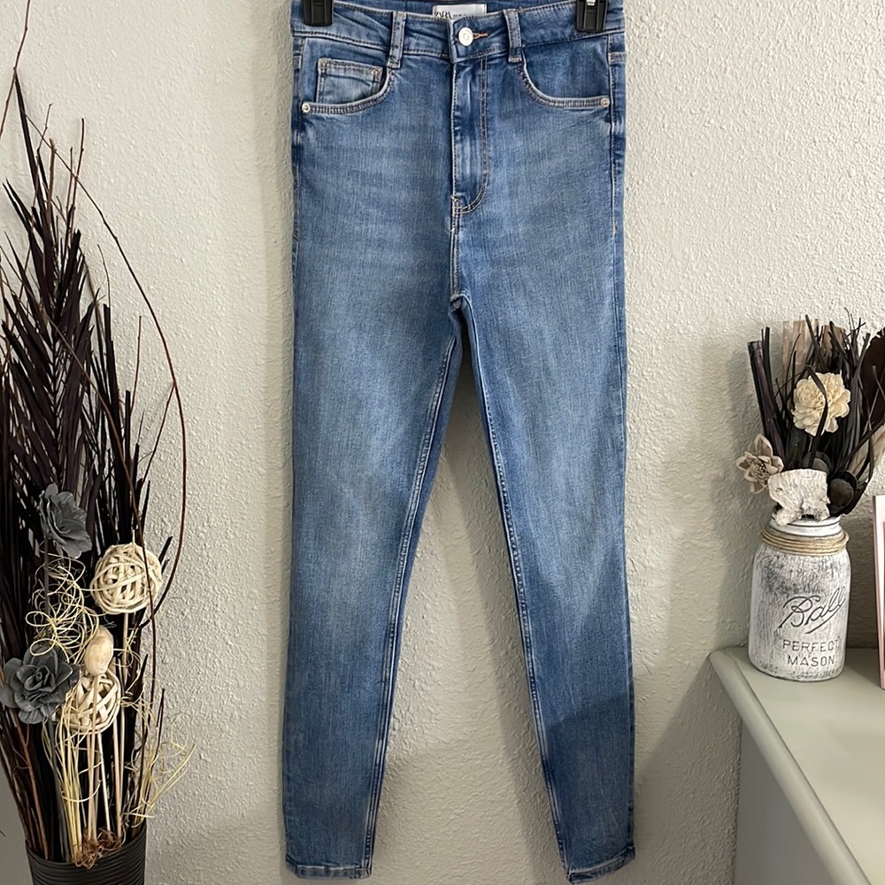 Zara high rise denim jeans size 4.
